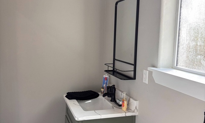 Pleasanton House | Beautiful 1-bedroom barn in Floresville