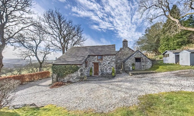 Betws Gwerfil Goch House | Beautiful 16th Century Ty Cerrig Cottage, set in stunning grounds with great views