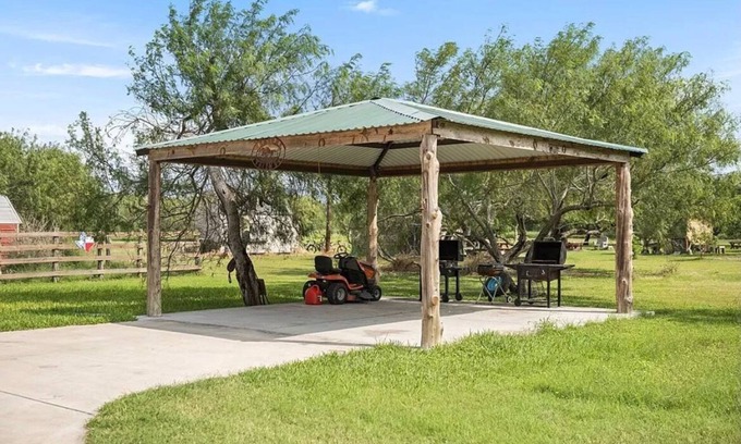 Los Fresnos House | Beautiful 2 acre ranch house 20 min from the beach.