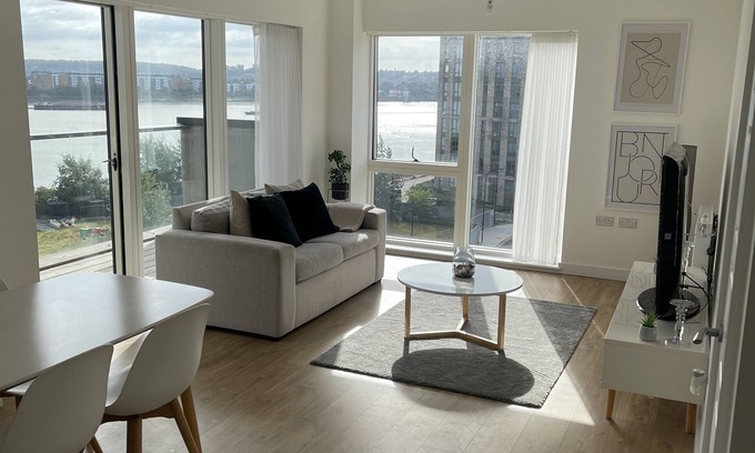 Newham Apartment | Beautiful 2-bed Apartment in London