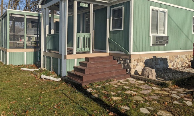 Brimfield Cottage | Beautiful 2 bedroom cottage, 75ft of waterfront