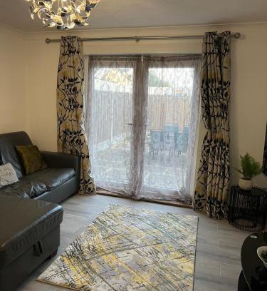 Grays Apartment | Beautiful 2-bedroom in Grays close to Lakeside