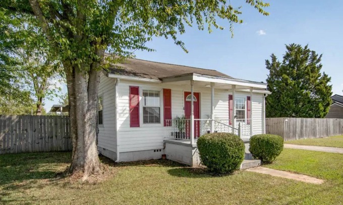 Tuscaloosa Cottage | Beautiful 2 bedroom Cottage minutes from UA!