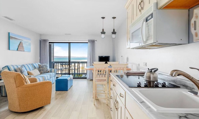 Acme Condo | 🏖️ Beautiful 2BDR Lake View Getaway @ The Shores ➠ 5579