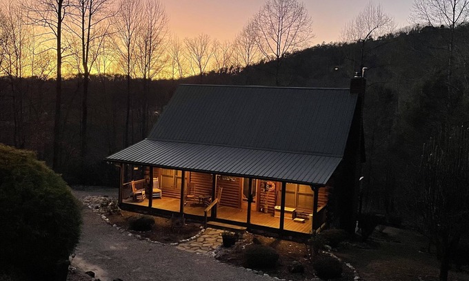 Vein Mountain Cabin | Beautiful 3 bedroom 3 bath log cabin 40 minutes from Asheville.