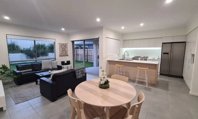 Ripley House | Beautiful 3 bedroom home in Ripley, 4 min drive to Ripley town centre