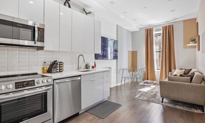 Harlem Hotel | Beautiful 3 Bedroom/Sleeps 7 near Airport, Subway, Museums and all NYC Sites