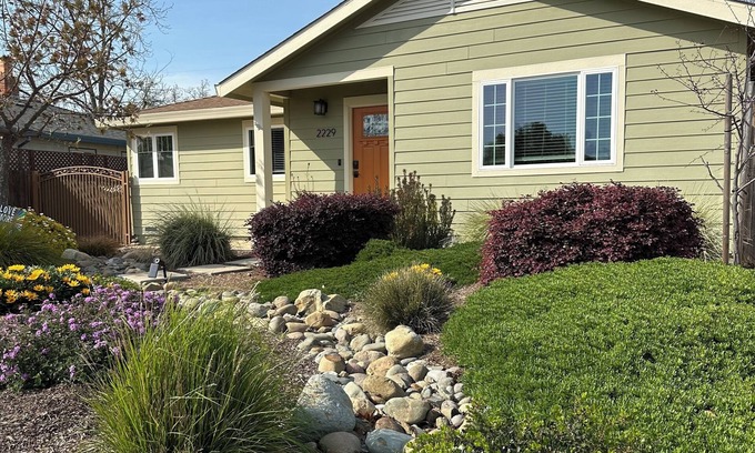 Southeastern Sacramento House | BEAUTIFUL 3BDR/1BTH OPEN PLAN HOME SAFE & WALKABLE SACRAMENTO NEIGHBORHOOD