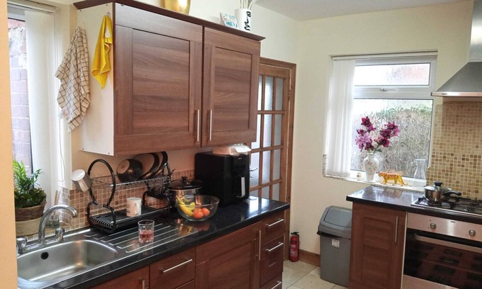 Wolverhampton Apartment | Beautiful 4-bed Apartment in Wolverhampton