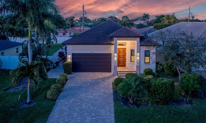 Naples Park House | Beautiful 4 Bedroom House with Pool and Spa