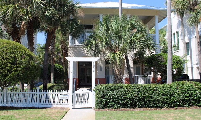Emerald Waters Village House | Beautiful 4-br 3 king beds, 20 seconds to beach, community pool