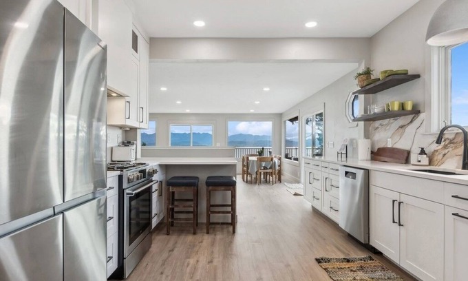 Somers House | Beautiful 6/5 home over looking Flathead Lake.