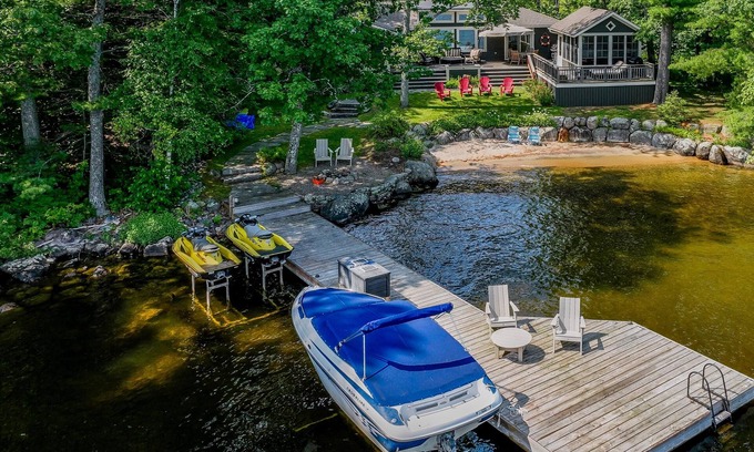 Muskoka Lakes Cottage | Beautiful 6 bed, 3 bath on Lake Muskoka, All Season! Sun all Day! Sand Beach!
