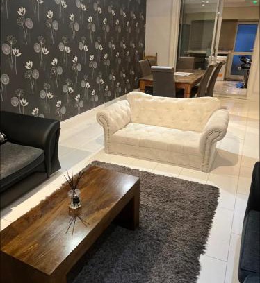 Erith House | Beautiful 6 Bedroom with spacious Lounge & Rooms Free parking