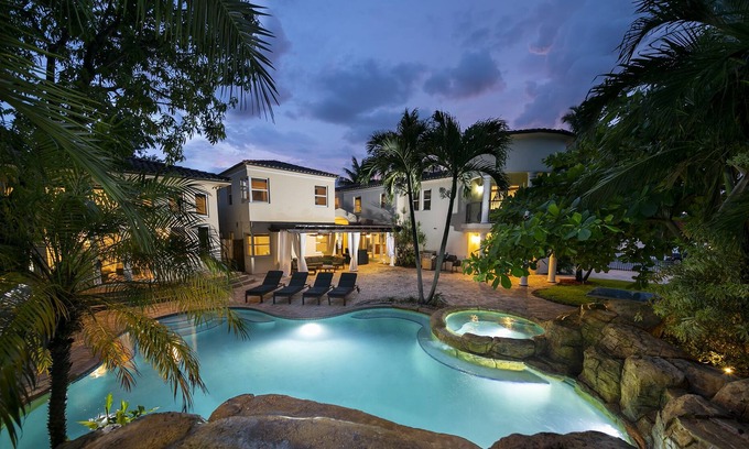 Seybold Villa | Beautiful 7 Bedroom Villa with Pool, Basketball & Movie Theater! Fits 18!