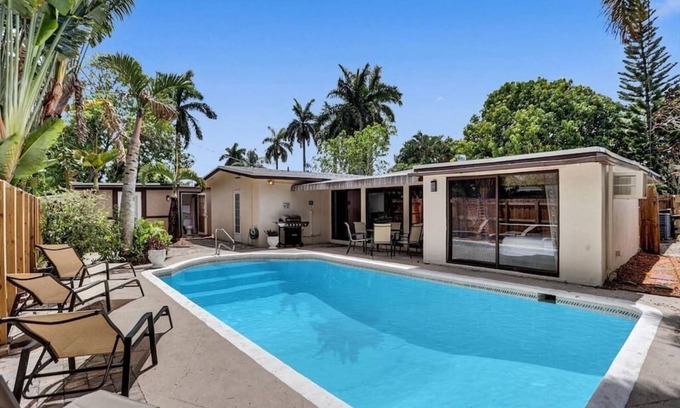 Oakland Park Villa | Beautiful 7bdr Villa Pool BBQ