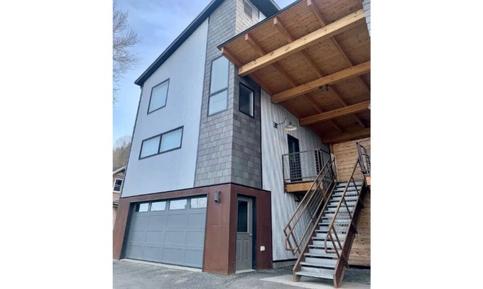 Montpelier House | Beautiful and Bright Modern Home across from the River!
