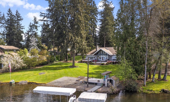 Fort Lewis House | Beautiful and Luxury Family Friendly Lakefronts Home