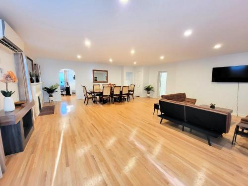 Pico - Robertson House | Beautiful and spacious 2 bedroom home in an excellent location near LACMA Acadamy Awards Museum Peterson Museum and more