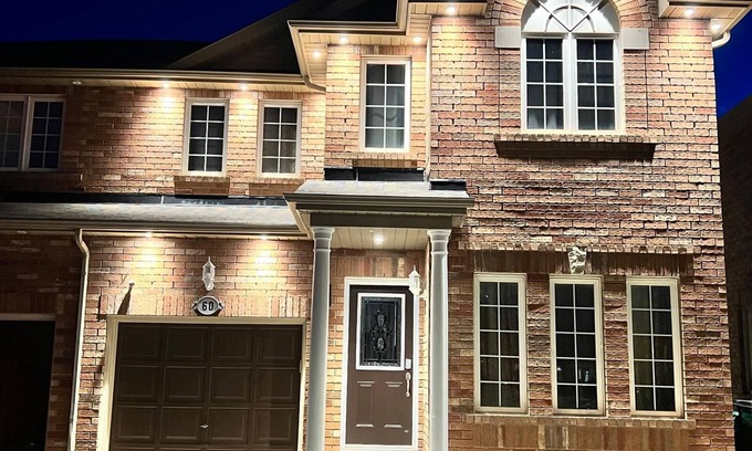 Brampton House | Beautiful and Spacious ~ 5 BR, 3.5 WR ~ Brampton