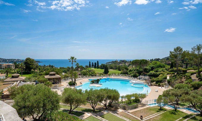 Le Dramont Apartment | Beautiful apartment for 4 guests with pool, WIFI, A/C, TV, patio, pets allowed and parking