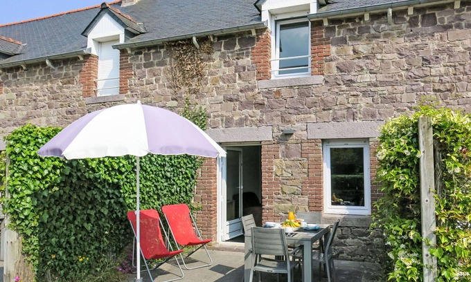 Pleherel-Plage-Vieux-Bourg House | Beautiful apartment in villa for 4 guests with WIFI, TV, terrace and pets allowed