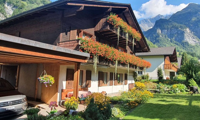 Elm Apartment | Beautiful apartment for 7 guests with WIFI, TV, patio and panoramic view
