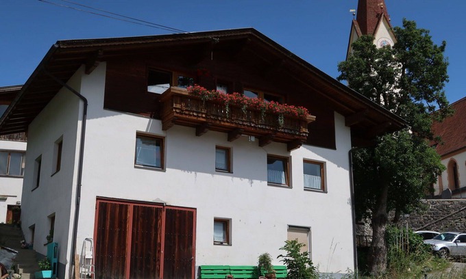 Kauns Apartment | Beautiful apartment for 6 guests with WIFI, TV, balcony, pets allowed and parking