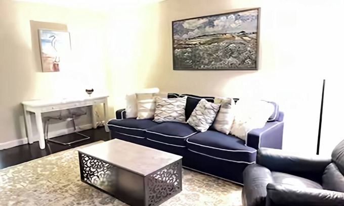 Oakhurst Apartment | Beautiful Apartment w/King bed