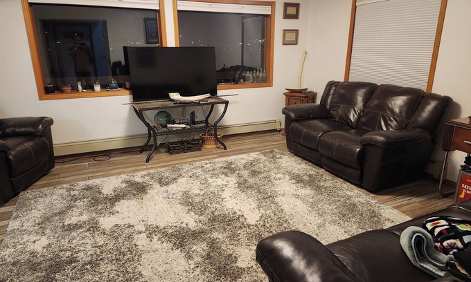 Juneau House | Beautiful beachfront close to town and eaglecrest