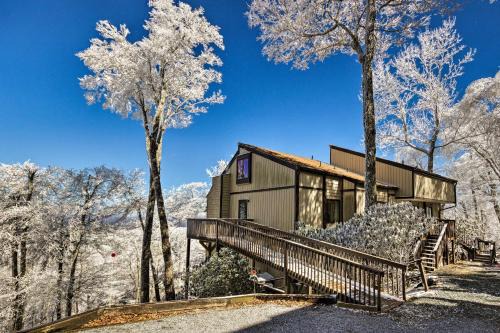 Beech Mountain Apartment | Beautiful Beech Mountain Condo with Private Balcony!