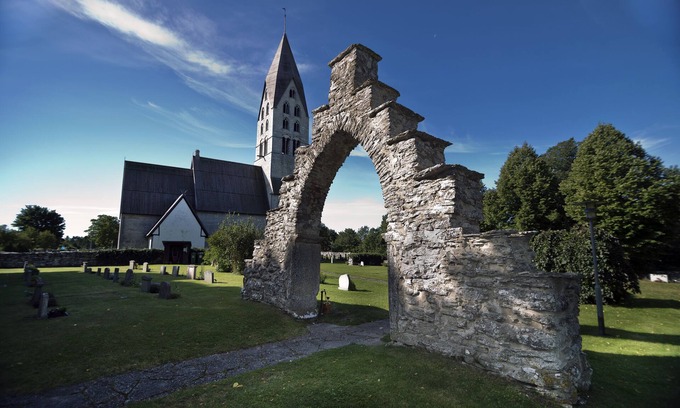 Tingstade Villa | Beautiful building from 1824. Close to swimming and 20 min to Visby