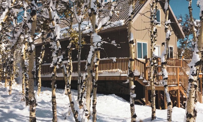 Division No. 3 Cabin | Beautiful Cabin in the Mountains