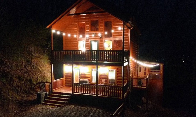 Gatlinburg - Pigeon Forge Apartment | Beautiful Cabin w hot tub Sauna Pool Table