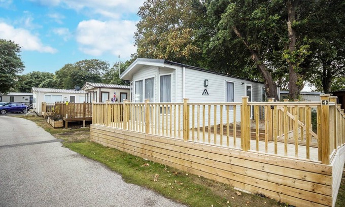 Corton House | Beautiful caravan with decking at Azure Seas in Suffolk, sleeps 6 ref 32004AZ