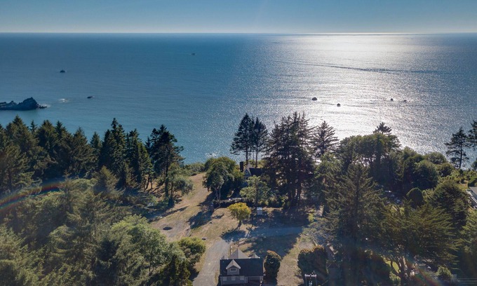 Trinidad House | Beautiful coastal cabin with ocean views, private deck, hot tub and BBQ