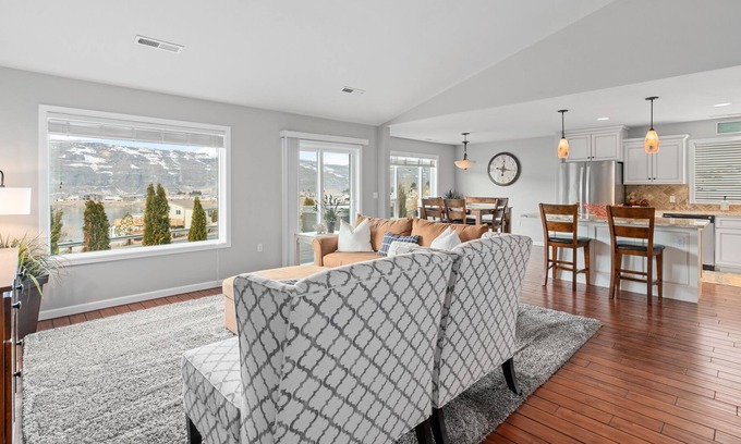 Sunland Estates House | Beautiful Columbia river views! Close to the Gorge Amphitheatre!