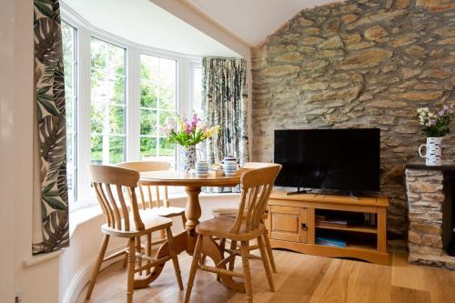 Truro House | Beautiful Cottage nr Perranporth Private Parking