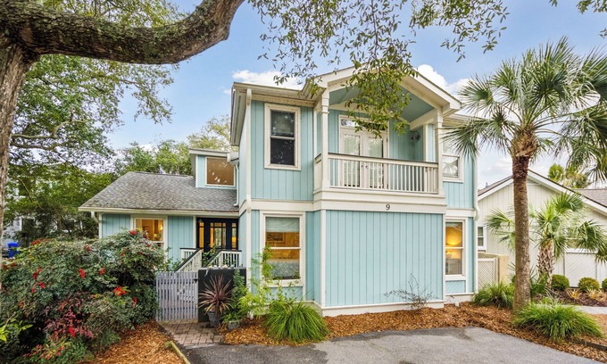 Isle of Palms Cottage | Beautiful cottage on lagoon,walk to beach, great for couples or families