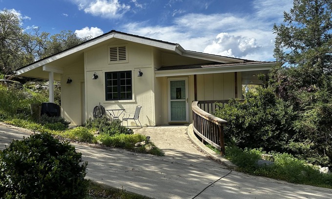 Three Rivers Cottage | Beautiful Cottage near Sequoia with EV charger, fireplace