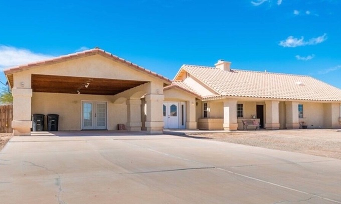 Imperial House | Beautiful Country Home w/King Beds, free wifi & free parking