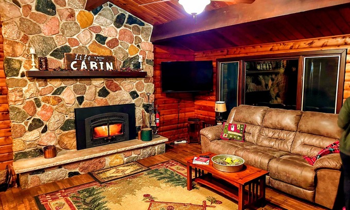 Town of Wausau Cabin | Beautiful, Cozy and Secluded Log Home -A Wausau Favorite! Now w/High Speed WiFi