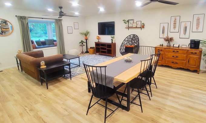 Oberlin House | Beautiful, Cozy, and Spacious home- 3 mins from downtown