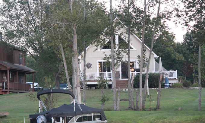 Lake House | Beautiful, cozy cabin on the lake
