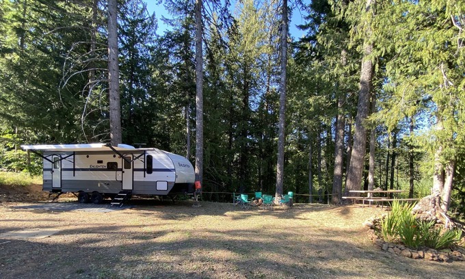 Cook House | Beautiful Creek Side Campsite on a Small Farm w/ 30ft Travel Trailer - Sleeps 8!