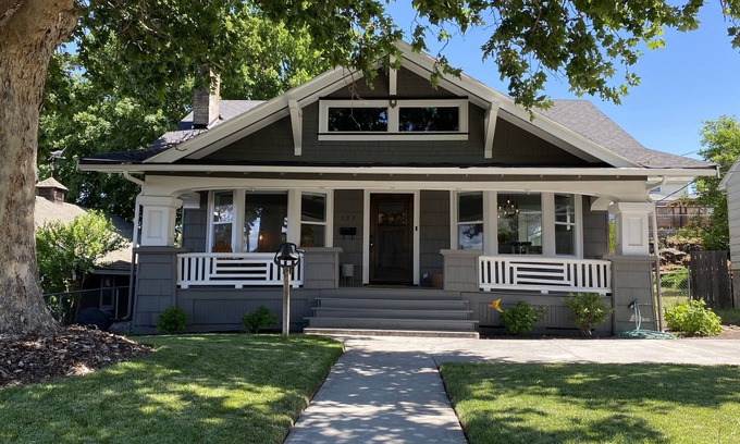 The Dalles House | Beautiful Downtown Craftsman with River View