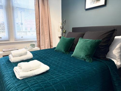 Spitalfields Apartment | Beautiful En-suite room by Hostara Homes