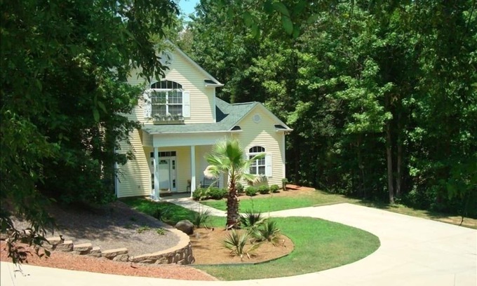 Concord House | Beautiful Executive Home, Concord, Sleeps 6