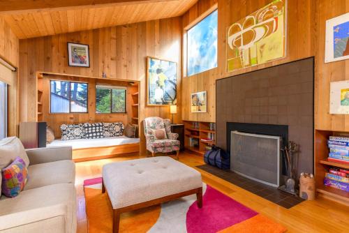 Stewarts Point House | Beautiful Family Home for 6 with Hot Tub in Redwoods