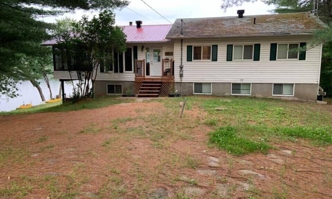 Cayamant Cottage | Beautiful Family Lakeside Cottage - 2 Floor, 6 Bedrooms (Lac Cayamant) Sleeps 17